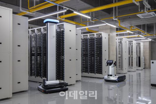 각 세종 내 자율주행 로봇 ‘세로’(왼쪽)와 ‘가로’(오른쪽) (사진=네이버클라우드)