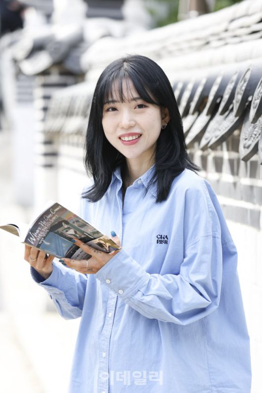 연작소설집 ‘아무도 오지 않는 곳에서’의 천선란 작가가 최근 서울 중구 한 카페에서 가진 이데일리와의 인터뷰에 앞서 포즈를 취하고 있다. (사진=이영훈 기자)