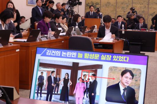 황성운 전 대통령실 문화체육비서관이 29일 서울 여의도 국회에서 열린 문화체육관광위원회의 문화체육관광부 및 산하기관에 대한 종합감사에서 김건희 여사의 경복궁 근정전 어좌 착석과 관련한 질의에 답하고 있다.(사진=연합뉴스).