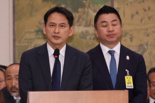 황성운 전 대통령실 문화체육비서관과 정용석 국립박물관문화재단 사장(오른쪽)이 29일 서울 여의도 국회에서 열린 문화체육관광위원회의 문화체육관광부 및 산하기관에 대한 종합감사에서 김건희 여사의 경복궁 근정전 어좌 착석과 관련한 질의에 답하고 있다.(사진=연합뉴스).