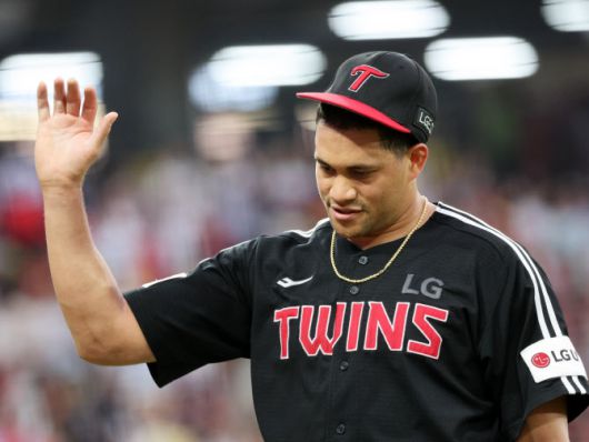 옆구리 담 증세로 한국시리즈 3차전까지 등판하지 못한 LG트윈스 외국인투수 요니 치리노스. 사진=연합뉴스