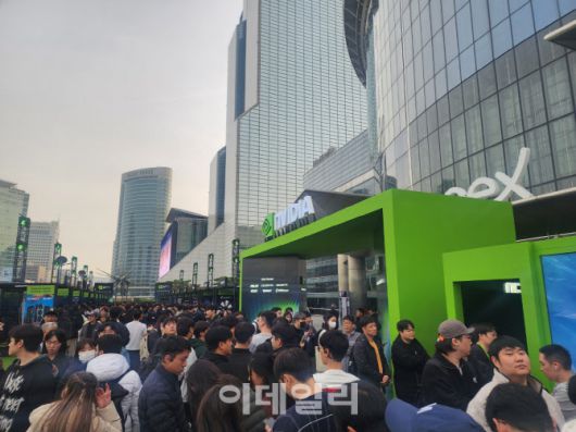 30일 서울 삼성동 코엑스 인근에서 진행 중인 엔비디아 ‘지포스’ 한국 출시 25주년 행사가 인파로 북새통을 이루고 있다. (사진=강민구 기자)