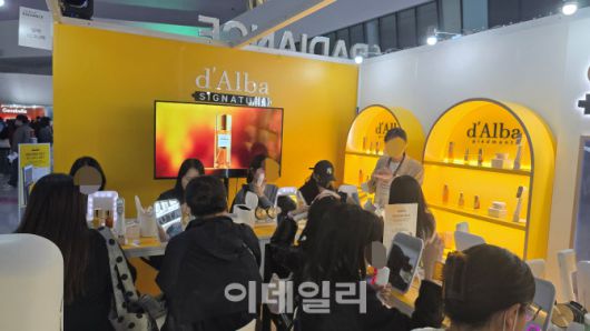 달바 부스에서 방문객들이 뷰티 디바이스를 체험하고 있다. (사진=김지우 기자)