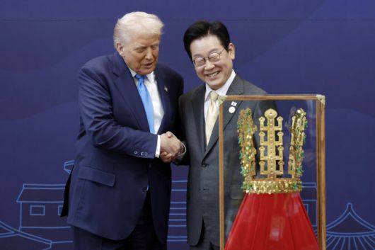 이재명 대통령이 29일 경북 경주박물관에서 도널드 트럼프 미국 대통령에게 ‘천마총 금관 모형’을 선물하고 있다.(사진=뉴시스)