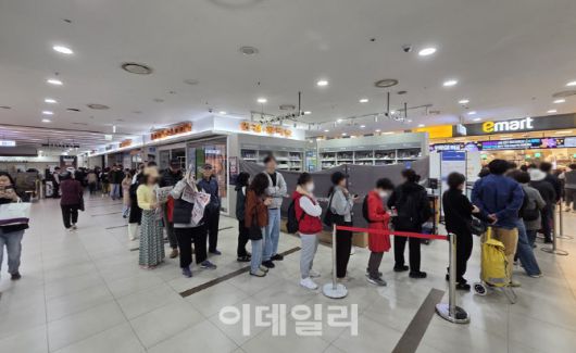 30일 오전 서울 성동구 이마트 왕십리점. 개점 전부터 고객들이 매장 입장을 기다리고 있다. (사진=한전진 기자)