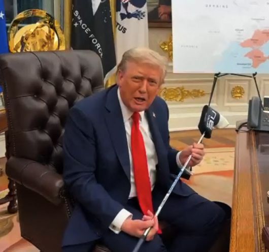 트럼프 대통령이 8월 19일 백악관에서 볼로디디미르 젤렌스키 우크라이나 대통령이 선물한 골프채를 들고 있는 모습. (사진=AFP)