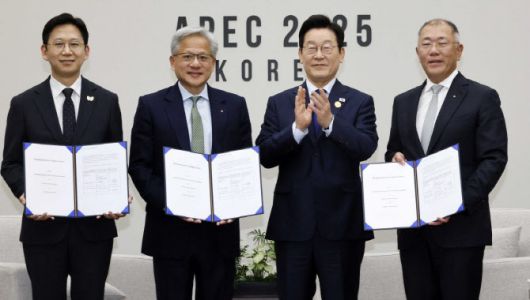 이재명 대통령이 31일 APEC 정상회의장인 경주화백컨벤션센터에서 젠슨황 엔비디아 최고경영자 접견에 앞서 국내 피지컬 AI 역량 고도화를 위한 양해각서(MOU) 체결을 기념하는 사진을 찍고 있다. 왼쪽부터 배경훈 과학기술정보통신부 장관, 젠슨황 엔비디아 최고경영자, 이 대통령, 정의선 현대차그룹 회장. (사진=대통령실사진기자단)