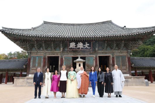 김혜경 여사가 31일 경주 불국사에서 열린 2025 아시아태평양경제협력체(APEC) 정상회의 배우자 친교 행사에 참석해 각국 정상 배우자들과 기념촬영을 하고 있다. (왼쪽부터) 허민 국가유산청장, 대만 총통고문 딸 린원쉬안 씨, 필리핀 루이즈 아라네타 마르코스 여사, 캐나다 다이애나 폭스 카니 여사, 김혜경 여사, 조계종 총무원장 진우스님, 뉴질랜드 아만다 럭슨 여사, 싱가포르 루츠루이 여사, 태국 티나논 니라밋 총리 부인, 불국사 주지 종천스님.(사진=연합뉴스)