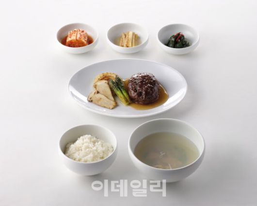 자연송이 구이와 구운 야채를 곁들인 한우 떡갈비 구이 등 메인 요리(사진=대통령실)