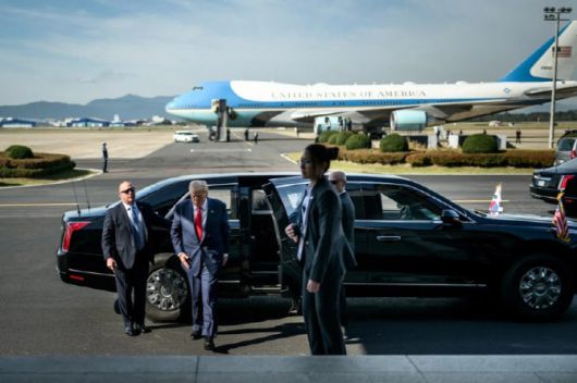 차에서 내리는 트럼프 대통령.(사진=미국 백악관.)