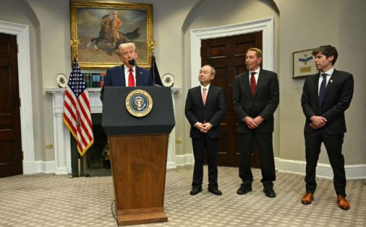 지난 1월 21일(현지시간) 워싱턴 DC에서 열린 스타게이트 발표식에서 트럼프 미국 대통령(왼쪽부터)이 소프트뱅크 그룹의 회장 겸 CEO인 손 마사요시, 오라클의 공동 CEO인 래리 앨리슨, 오픈 AI의 CEO인 샘 올트먼 앞에서 연설을 하고 있다. (사진=AFP)