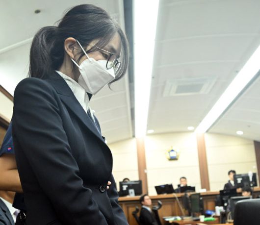 도이치모터스 주가조작 혐의와 통일교 금품수수 의혹 등으로 구속기소 된 김건희 여사가 24일 서울 서초구 서울중앙지법에서 열린 첫 재판에 출석하고 있다. (사진=연합뉴스)