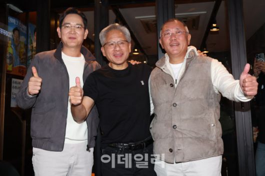이재용(왼쪽부터) 삼성전자 회장과 젠슨 황 엔비디아 최고경영자(CEO), 정의선 현대차그룹 회장이 30일 저녁 서울 강남구 깐부치킨 삼성점에서 치맥 회동을 마치고 기념촬영을 하고 있다.(사진=김태형 기자)