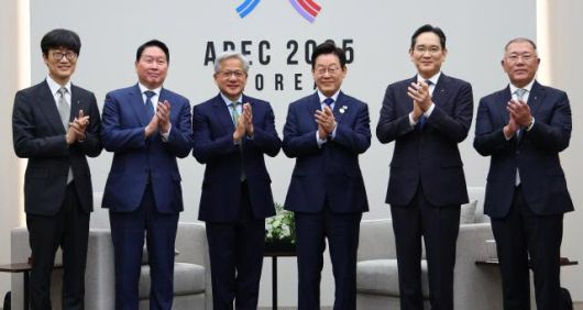 이재명 대통령이 31일 APEC 정상회의장인 경주화백컨벤션센터에서 젠슨 황 엔비디아 최고경영자 접견에 앞서 국내 기업 대표들과 함께 기념촬영을 하고 있다. 왼쪽부터 이해진 네이버 이사회 의장, 최태원 SK그룹 회장, 젠슨 황, 이재명 대통령, 이재용 삼성전자 회장, 정의선 현대차그룹 회장. 사진=대통령실