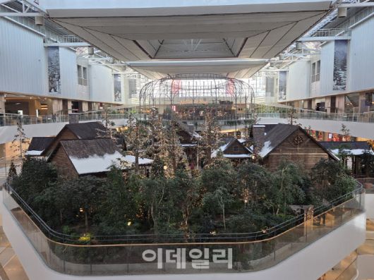 더현대서울 5층 실내 정원 전체가 ‘숲속의 공방’으로 탈바꿈했다. (사진=한전진 기자)