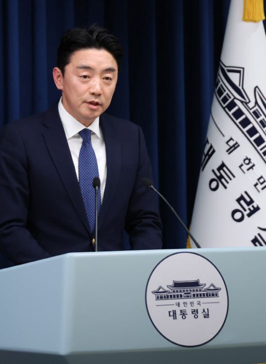 강훈식 대통령비서실장이 3일 용산 대통령실 기자회견장에서 재판중지법 관련 브리핑을 하고 있다. (사진=연합뉴스)