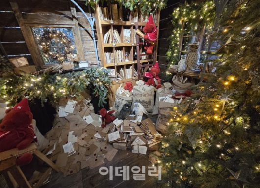 직원이 수작업으로 만든 편지 1000장이 전시된 편지 공방. (사진=한전진 기자)