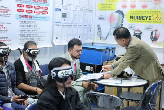 지페어 코리아 2025에 마련된 국내 중소기업의 부스를 방문한 외국인 바이어들이 제품을 체험하고 있다.(사진=경기도)