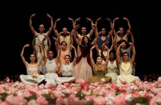 독일 현대 무용계의 거장 피나 바우쉬의 ‘카네이션’(사진=LG아트센터).