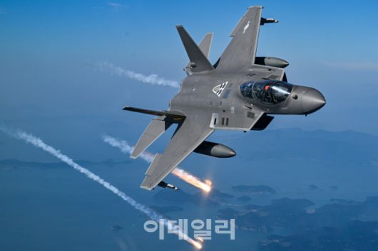 손석락 공군참모총장이 5일 사천기지에서 취임 후 첫 지휘비행으로 KF-21 전투기에 탑승해 시험비행을 하고 있다. (사진=공군)