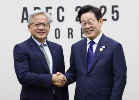 이재명(오른쪽) 대통령과 젠슨 황 엔비디아 최고경영자가 지난달 31일 APEC 정상회의장인 경북 경주화백컨벤션센터에서 면담 전 악수하고 있다.(사진=연합뉴스)