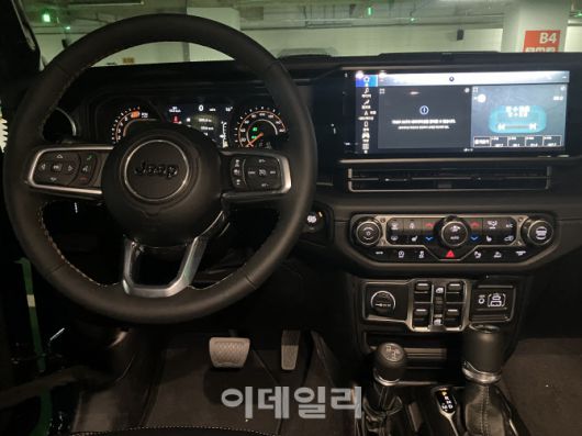 지프 랭글러 사하라 패덤블루 에디션(사진=정병묵 기자)