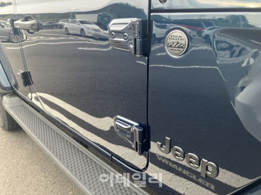 지프 랭글러 사하라 패덤블루 에디션(사진=정병묵 기자)