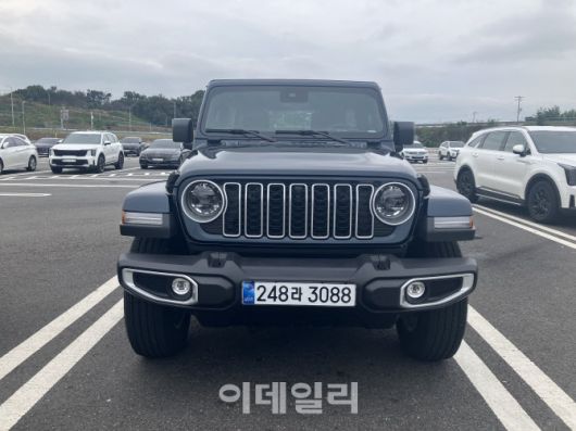 지프 랭글러 사하라 패덤블루 에디션(사진=정병묵 기자)