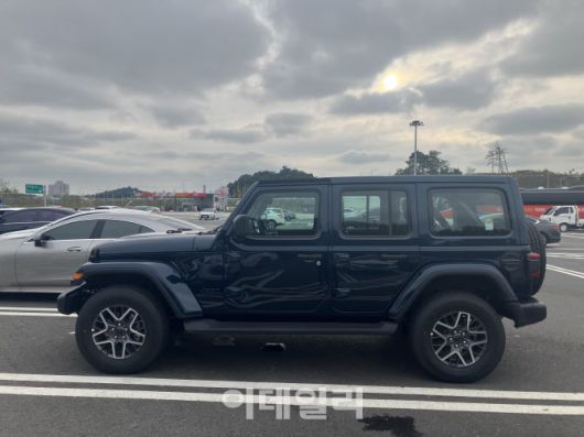 지프 랭글러 사하라 패덤블루 에디션(사진=정병묵 기자)