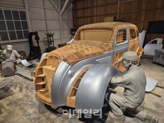 토요타 산업기술기념관 내부에 전시된 자동차 개발 초창기를 재현한 장소. 당시 철이 귀해서 금형 설계를 하지 못했고 나무 틀에 철을 입혀 두들기며 모양을 만들었다. (사진=이윤화 기자)