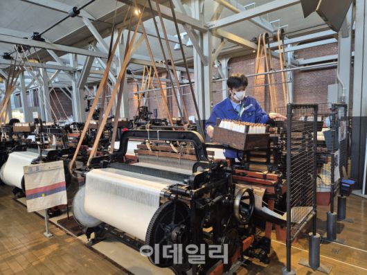 도요다 사키치가 1924년에 발명한 ‘Ｇ형-자동직기’는 종합적 성능과 경제성에서 세계 제일이라 평가받으며 각국의 섬유산업 발전에 크게 기여했다. 사키치의 아들인 토요다 키이치로가 영국의 플랫 브라더스에 G형-자동직기 특허권을 매각한 자금으로 자동차 사업을 시작했다. (사진=이윤화 기자)