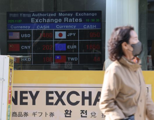 7일 원·달러 환율이 미국 고용시장 냉각 우려에 따른 위험회피 심리로 장 초반 1450원대로 오른 가운데 서울 중구 명동의 한 환전소에 현재 환율이 표시되어 있다. (사진=연합뉴스)