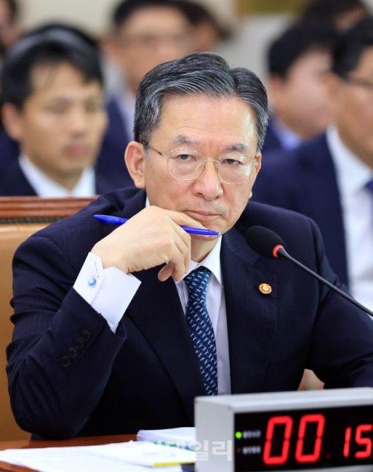 정성호 법무부 장관이 지난 14일 서울 여의도 국회에서 열린 법무부 등에 대한 법제사법위원회 국정감사에서 질의를 듣고 있다. (사진=이데일리 노진환 기자)