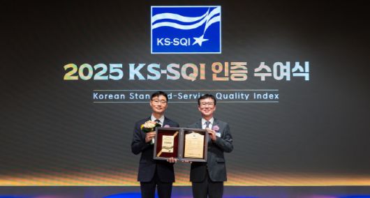 코웨이가 '2025 한국서비스품질지수'(KS-SQI) 조사에서 정수기와 공기청정기 사후서비스(AS) 부문 1위에 선정됐다. 인증서 수여식에서 이용준 코웨이 고객품질본부장(왼쪽)과 문동민 한국표준협회장(오른쪽)이 기념사진을 촬영하고 있다. (사진=코웨이)