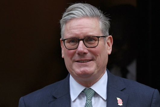 12일(현지시간) 의회 총리질의 참석을 위해 런던 다우닝가 10번지(총리 관저)를 떠나는 키어 스타머 영국 총리.(사진=AFP)