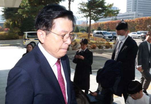 내란 선전선동 혐의 관련 내란특검팀에 의해 체포된 황교안 전 국무총리가 12일 서울 서초구 서울고등검찰청에 마련된 내란 특검 사무실로 향하고 있다. (사진=연합뉴스)