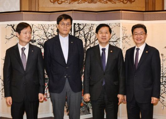 구윤철 부총리 겸 기획재정부 장관이 11월 14일 서울 종로구 정부서울청사에서 열린 시장상황점검회의를 주재했다. 왼쪽부터 이찬진 금감원장, 이창용 한국은행 총재, 구윤철 부총리, 이억원 금융위원장 (사진=기획재정부)