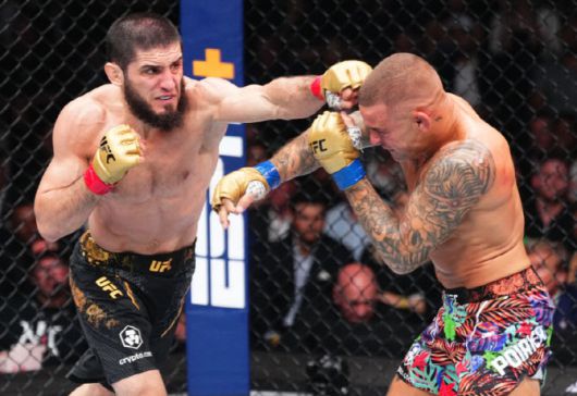 UFC 더블 챔피언에 도전하는 현 UFC 웰터급 챔피언 이슬람 마카체프(왼쪽),