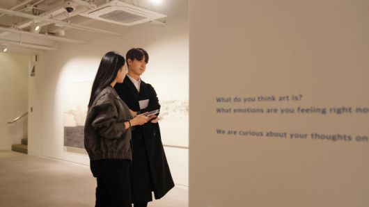 LG유플러스의 복합문화공간인 ‘일상비일상의 틈byU+(이하 틈)’이 현대 미술을 감상할 수 있는 전시공간으로 거듭난다. 사진은 LG유플러스 모델이 전시공간을 소개하는 모습.