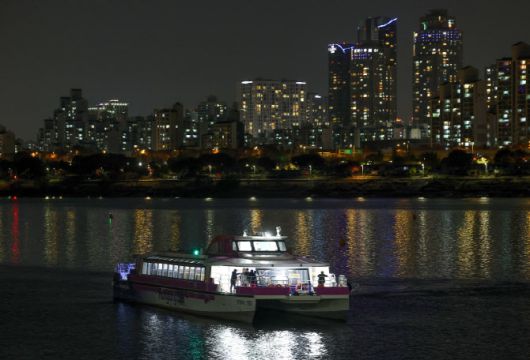 지난 15일 서울 한강버스가 서울 송파구 잠실선착장 인근 강바닥에 걸려 멈춰 있다. (사진=연합뉴스)