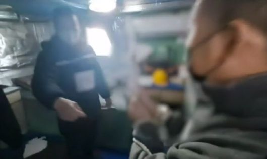 부산 앞바다에 정박한 선박에서 선상 난동을 벌인 베트남인들이 현장검증을 하고 있다. (사진=연합뉴스)