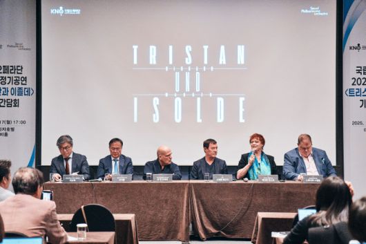 다음달 국내 초연하는 오페라 ‘트리스탄과 이졸데’의 제작진과 창작진의 모습. 왼쪽부터 최상호 국립오페라단 단장, 정재왈 서울시향 대표, 얍 판 츠베덴 서울시향 음악감독, 연출가 슈테판 메르키, 소프라노 캐서린 포스터, 테너 스튜어트 스켈톤(사진=국립오페라단 제공).