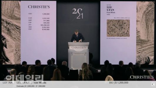 17일(현지시간) 미국 크리스티 뉴욕 경매에서 진행한 ‘20세기 이브닝 세일’에서 이우환의 ‘바람으로부터’(1986)이 120만달러(약 약 17억 5848만원)에 낙찰되고 있다(사진=크리스티 뉴욕 경매 캡처).