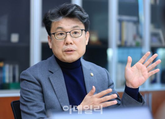 진성준 더불어민주당 의원이 18일 서울 여의도 국회 의원회관에서 이데일리와 인터뷰를 하고 있다.(사진=이데일리 노진환 기자)