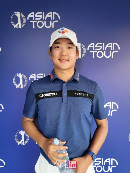 최승빈이 20일 사우디아라비아 리야드 골프클럽에서 열린 PIF 사우디 인터내셔널 2라운드 경기를 끝낸 뒤 공동취재구역에서 인터뷰하고 있다. (사진=주영로 기자)