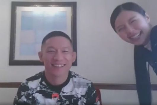 9년 만에 UFC 무대에 복귀하는 호리구치 교치가 화상인터뷰 도중 아내와 함께 환하게 웃고 있다. 사진=화상인터뷰 캡처