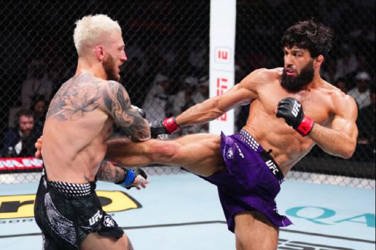 아르만 사루키안(오른쪽)이 댄 후커에 강력한 바디킥을 적중시키고 있다. 사진=UFC