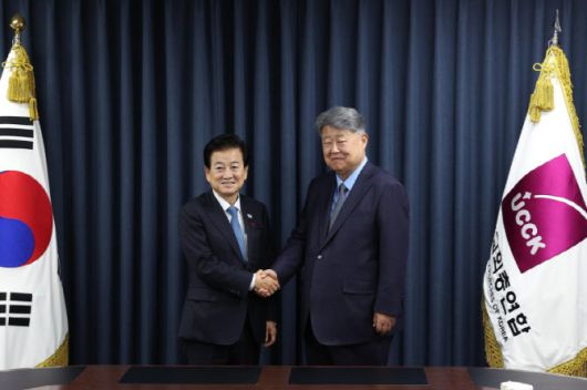 정동영(왼쪽) 통일부 장관과 김종협 한국교회총연합 대표회장[통일부 제공]