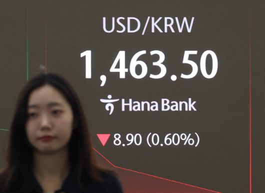 26일 오전 서울 중구 하나은행 본점 딜링룸에서 딜러가 업무를 보고 있다. (사진=연합뉴스)