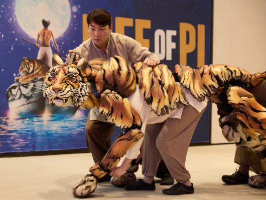 26일 서울 강남구 GS아트센터에서 열린 공연 ‘라이프 오브 파이’ 간담회에서 배우들이 벵골호랑이 리처드 파커를 연기하고 있다(사진=에스앤코).